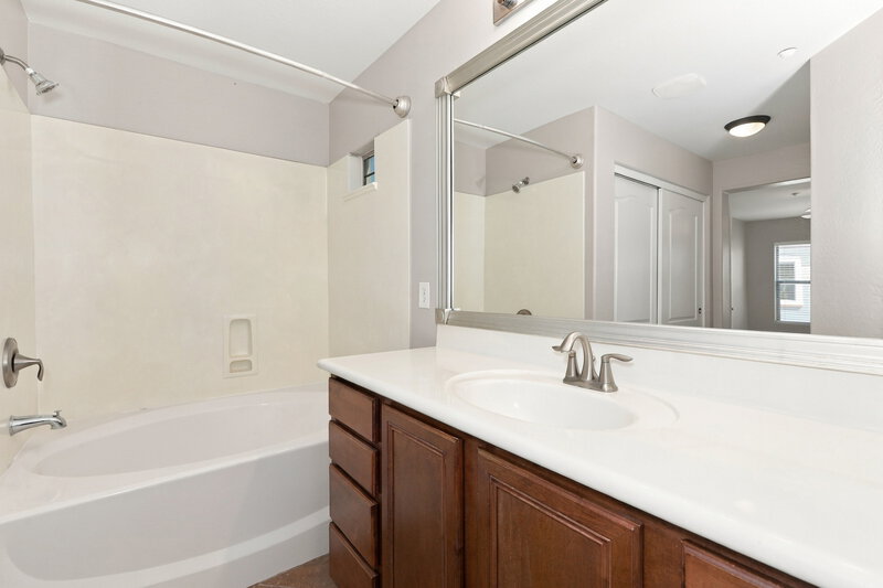 2,305/Mo, 3344 E Franklin Ave Gilbert, AZ 85295 Primary Bathroom View 2