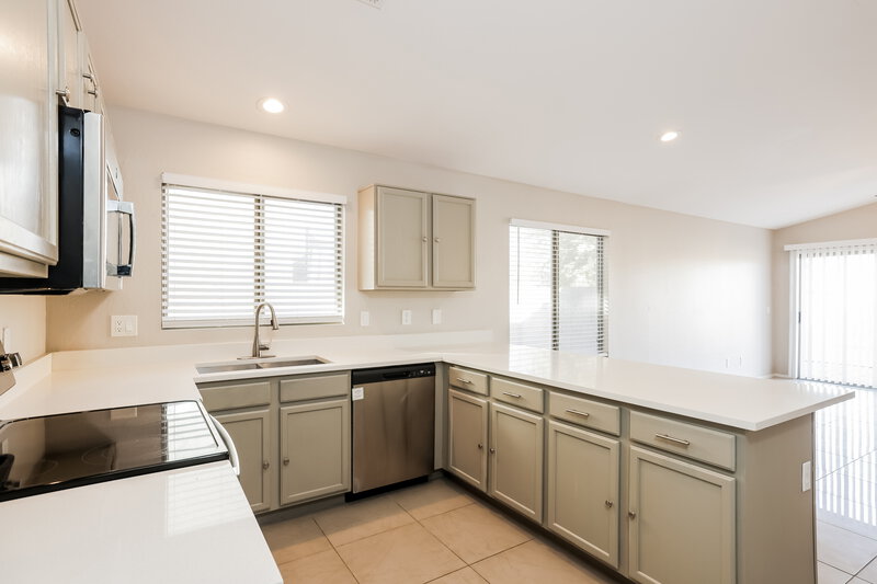2,250/Mo, 3718 W Burgess Ln Phoenix, AZ 85041 Kitchen View