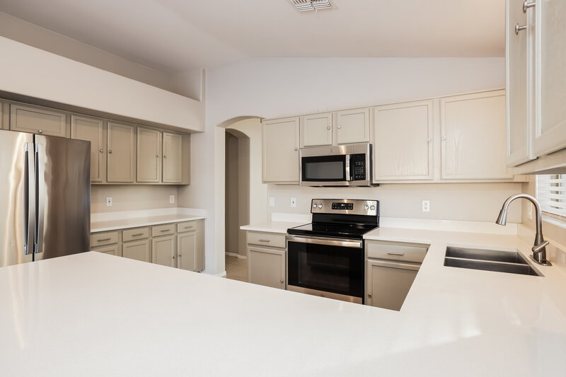 2,250/Mo, 3718 W Burgess Ln Phoenix, AZ 85041 Kitchen View 2
