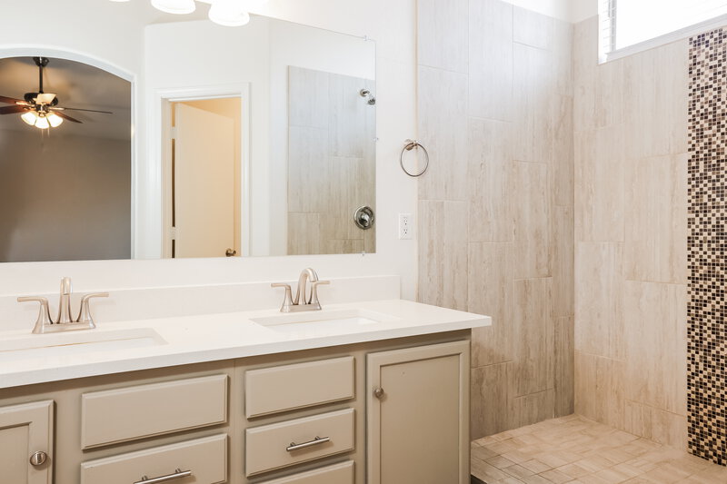 2,250/Mo, 3718 W Burgess Ln Phoenix, AZ 85041 Main Bathroom View