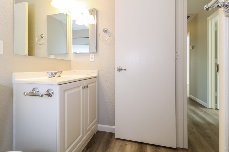 1,865/Mo, 8501 W Pierson St Phoenix, AZ 85037 Bathroom View