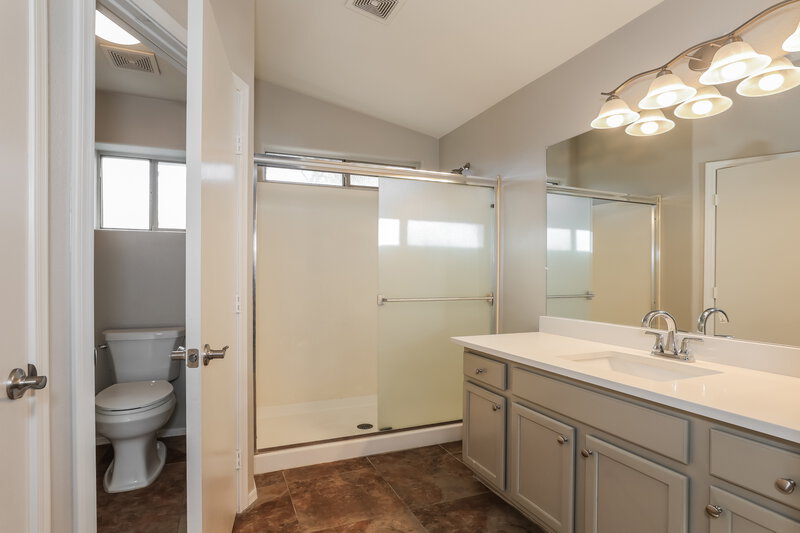 1,850/Mo, 12913 W Sheridan Avondale, AZ 85392 Main Bathroom View