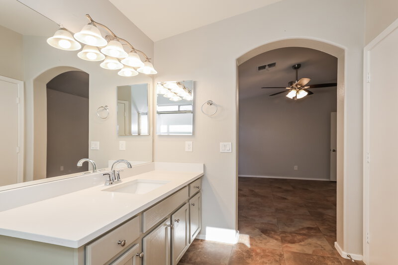 1,850/Mo, 12913 W Sheridan Avondale, AZ 85392 Main Bathroom View 2
