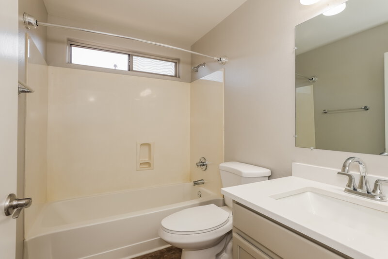 1,850/Mo, 12913 W Sheridan Avondale, AZ 85392 Bathroom View