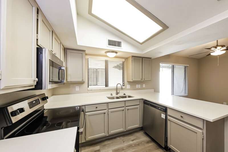 2,215/Mo, 7535 W Sequoia Dr Glendale, AZ 85308 Kitchen View