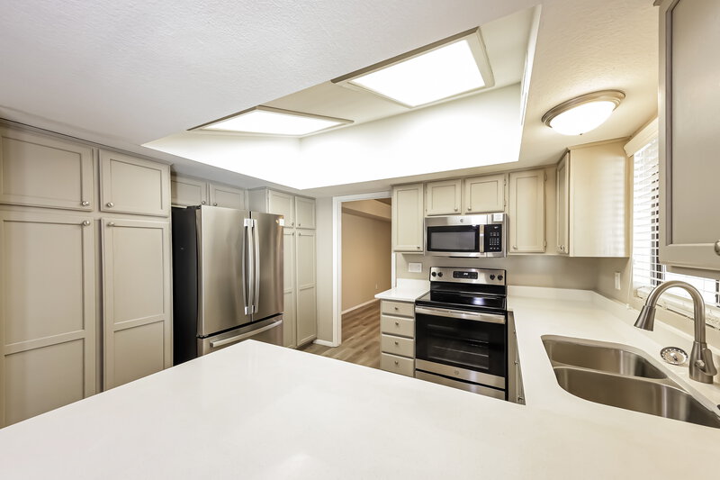 2,215/Mo, 7535 W Sequoia Dr Glendale, AZ 85308 Kitchen View 2