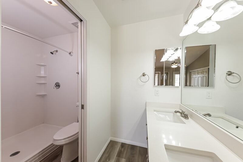 2,215/Mo, 7535 W Sequoia Dr Glendale, AZ 85308 Main Bathroom View