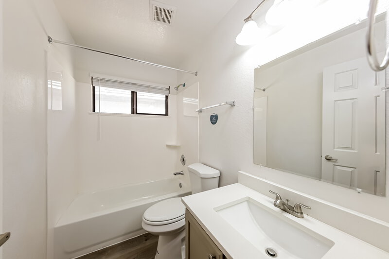 2,215/Mo, 7535 W Sequoia Dr Glendale, AZ 85308 Bathroom View
