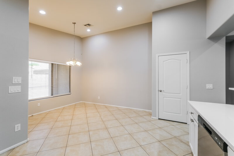 2,045/Mo, 7110 W Superior Ave Phoenix, AZ 85043 Dining Room View 2
