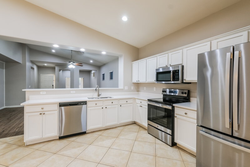 2,045/Mo, 7110 W Superior Ave Phoenix, AZ 85043 Kitchen View 2