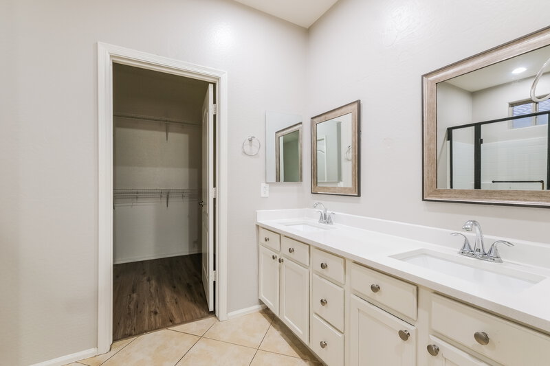 2,045/Mo, 7110 W Superior Ave Phoenix, AZ 85043 Main Bathroom View