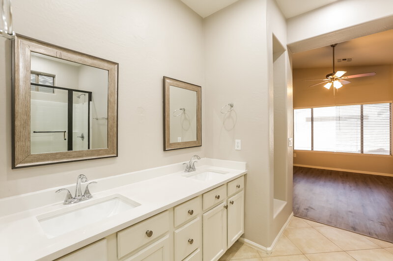 2,195/Mo, 7110 W Superior Ave Phoenix, AZ 85043 Main Bedroom View 3