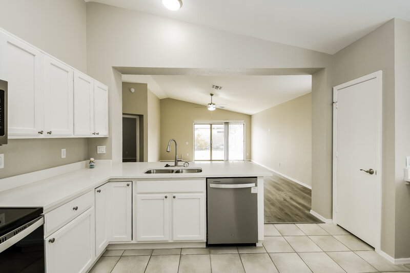 2,545/Mo, 19819 N 34th Place Phoenix, AZ 85050 Kitchen View 2