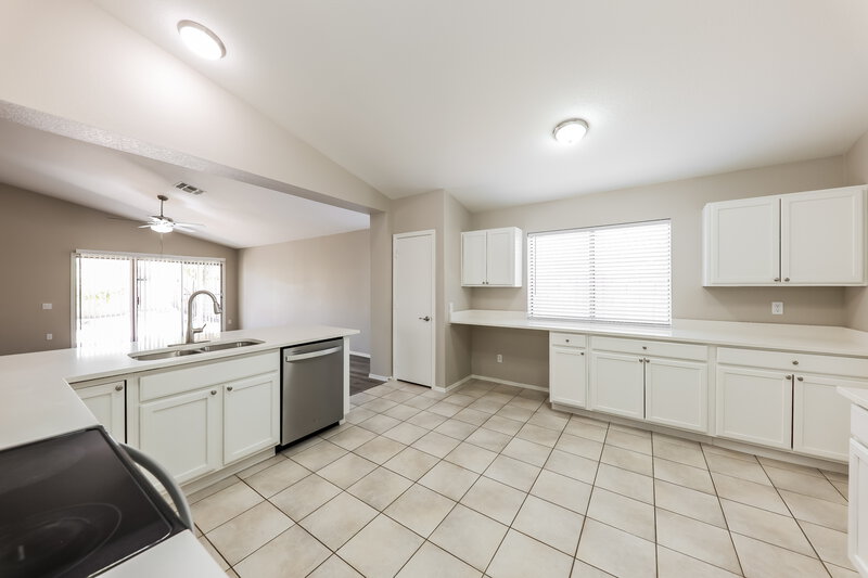 2,250/Mo, 19819 N 34th Place Phoenix, AZ 85050 Kitchen View 2