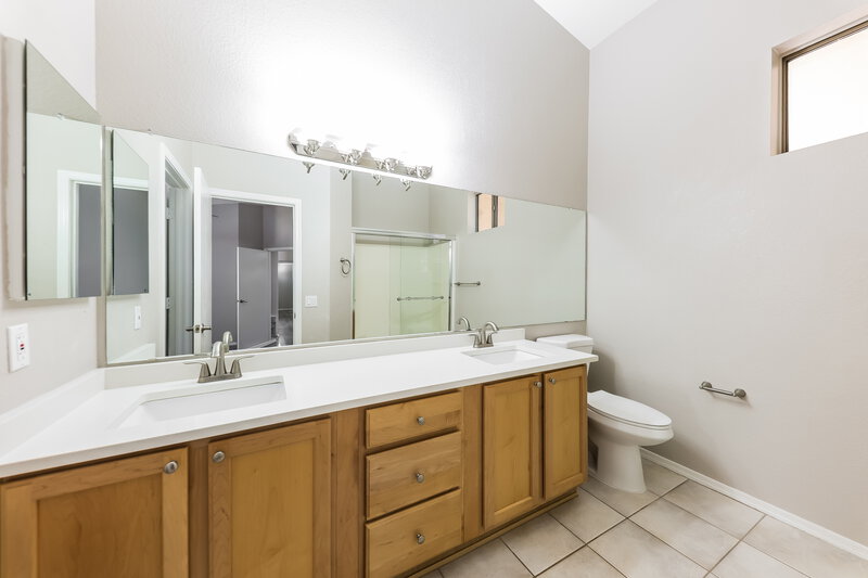 2,250/Mo, 19819 N 34th Place Phoenix, AZ 85050 Main Bathroom View