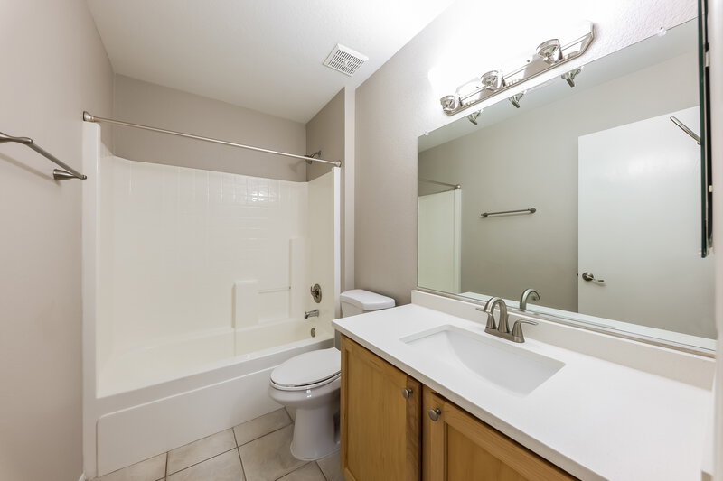 2,250/Mo, 19819 N 34th Place Phoenix, AZ 85050 Bathroom View