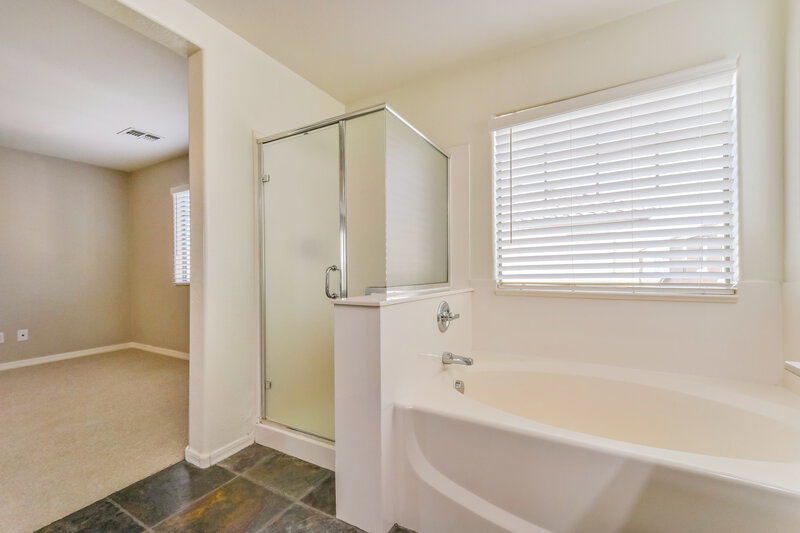 2,205/Mo, 126 E Catclaw St Gilbert, AZ 85296 Main Bathroom View