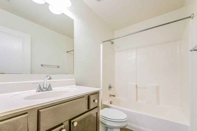 2,205/Mo, 126 E Catclaw St Gilbert, AZ 85296 Bathroom View