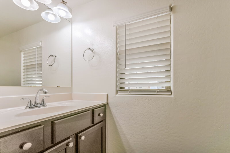 2,205/Mo, 126 E Catclaw St Gilbert, AZ 85296 Bathroom View 2