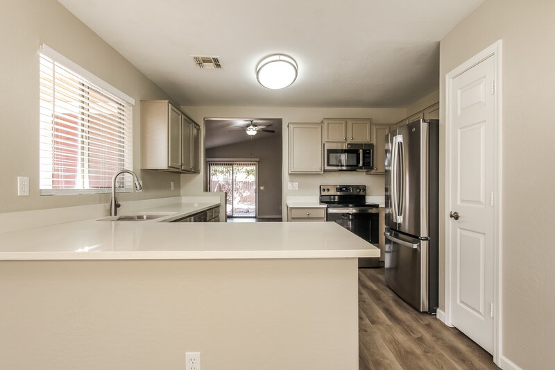 1,815/Mo, 12568 W Saint Moritz Ln El Mirage, AZ 85335 Kitchen View
