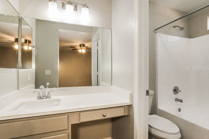 1,815/Mo, 12568 W Saint Moritz Ln El Mirage, AZ 85335 Main Bathroom View
