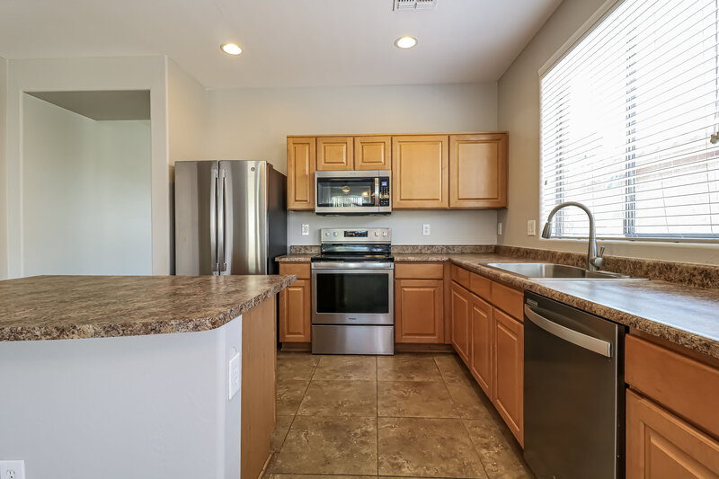 2,200/Mo, 3324 W Apollo Rd Phoenix, AZ 85041 Kitchen View 2