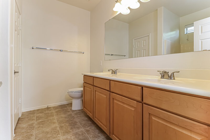 2,200/Mo, 3324 W Apollo Rd Phoenix, AZ 85041 Main Bathroom View