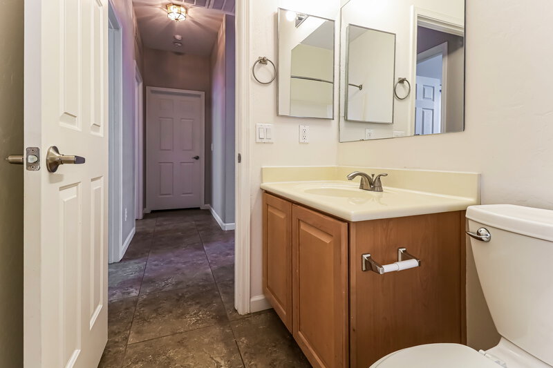 2,200/Mo, 3324 W Apollo Rd Phoenix, AZ 85041 Bathroom View