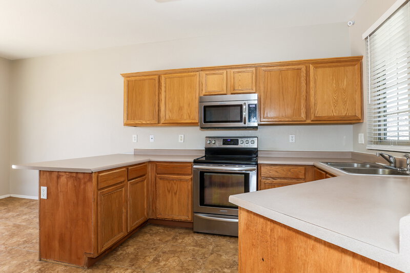 2,095/Mo, 16806 S Magenta Rd Phoenix, AZ 85048 Kitchen View 2