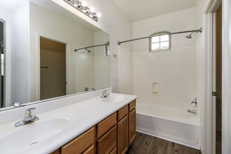 2,295/Mo, 16806 S Magenta Rd Phoenix, AZ 85048 Main Bathroom View