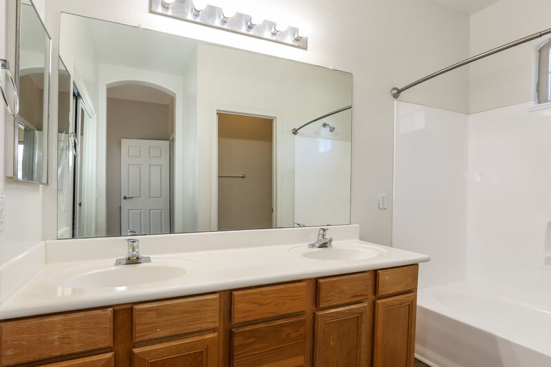 2,095/Mo, 16806 S Magenta Rd Phoenix, AZ 85048 Main Bathroom View
