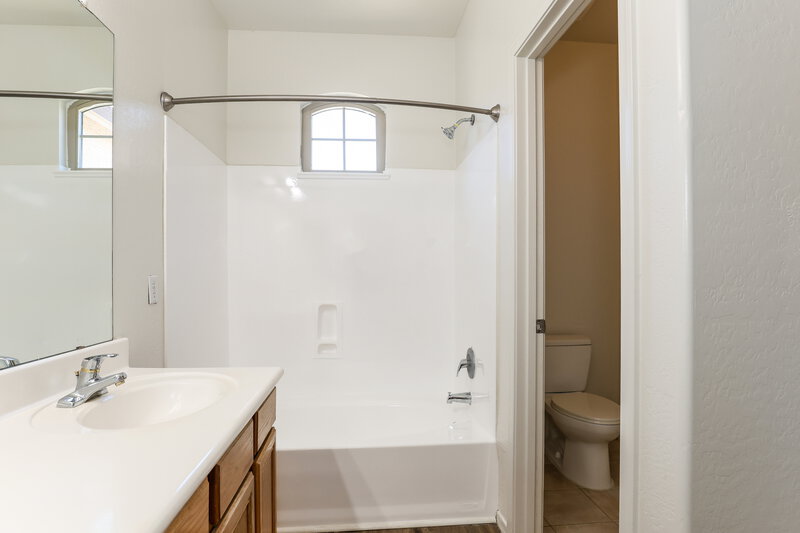 2,095/Mo, 16806 S Magenta Rd Phoenix, AZ 85048 Main Bathroom View 2