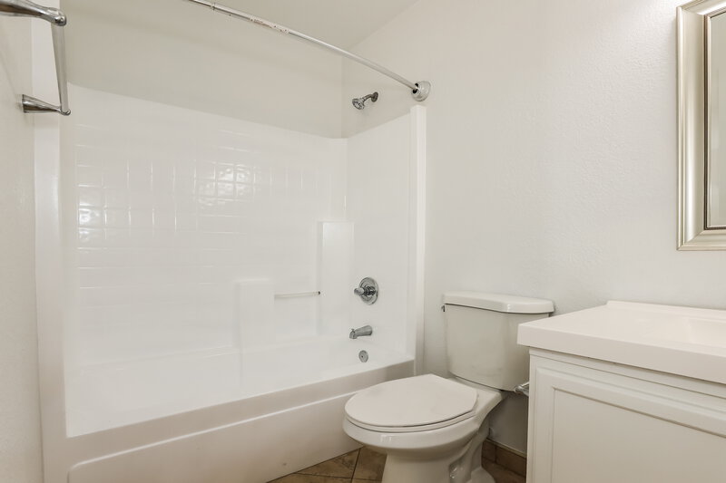 1,800/Mo, 11545 W Scotts Dr El Mirage, AZ 85335 Main Bathroom View