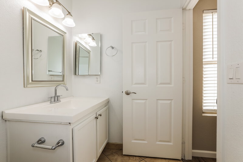 1,800/Mo, 11545 W Scotts Dr El Mirage, AZ 85335 Main Bathroom View 2