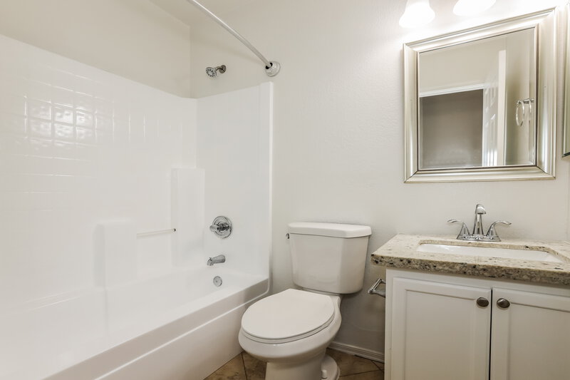 1,800/Mo, 11545 W Scotts Dr El Mirage, AZ 85335 Bathroom View