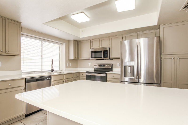 2,190/Mo, 7045 N 28th Ave Phoenix, AZ 85051 Kitchen View