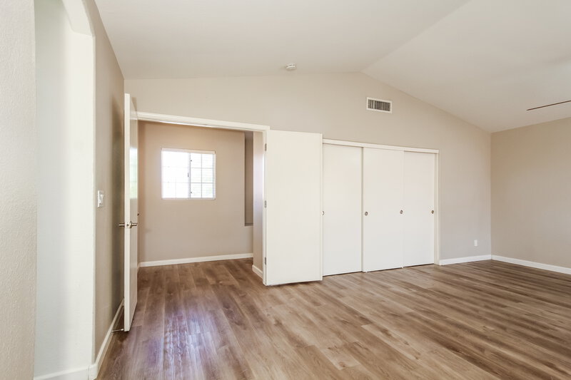 2,190/Mo, 7045 N 28th Ave Phoenix, AZ 85051 Main Bedroom View 3