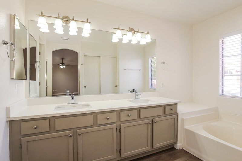 2,190/Mo, 7045 N 28th Ave Phoenix, AZ 85051 Main Bathroom View