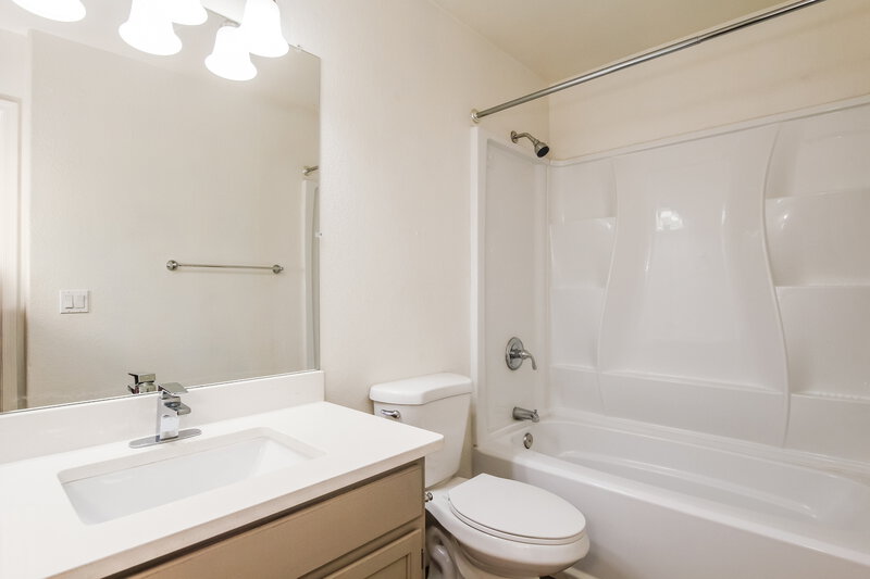 2,190/Mo, 7045 N 28th Ave Phoenix, AZ 85051 Bathroom View