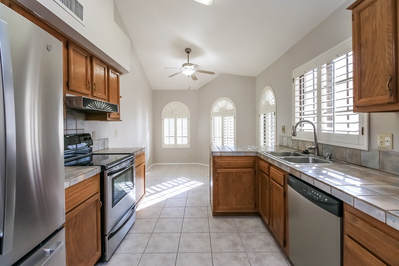 2,375/Mo, 1041 E Sunburst Ln Tempe, AZ 85284 Kitchen View