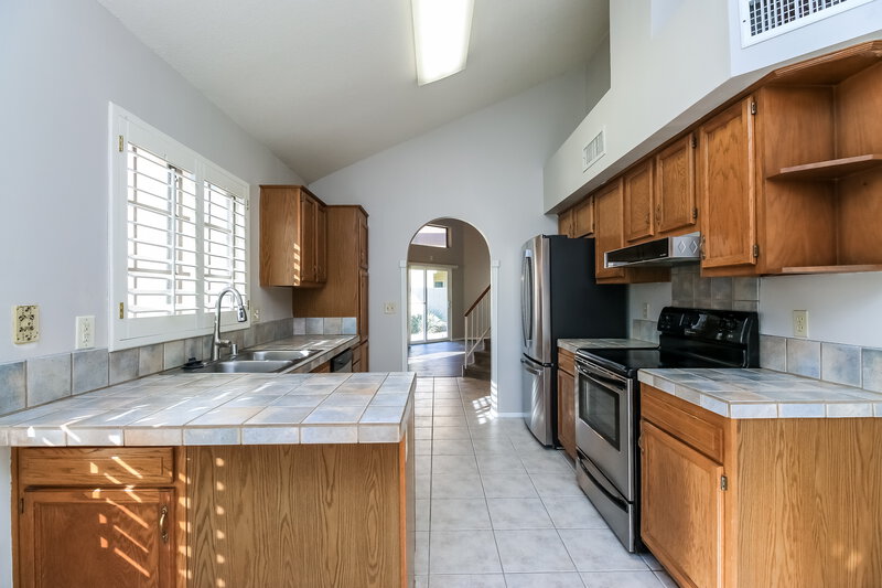 2,375/Mo, 1041 E Sunburst Ln Tempe, AZ 85284 Kitchen View 2