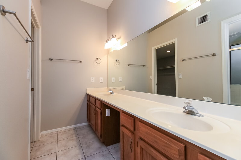 2,375/Mo, 1041 E Sunburst Ln Tempe, AZ 85284 Main Bathroom View