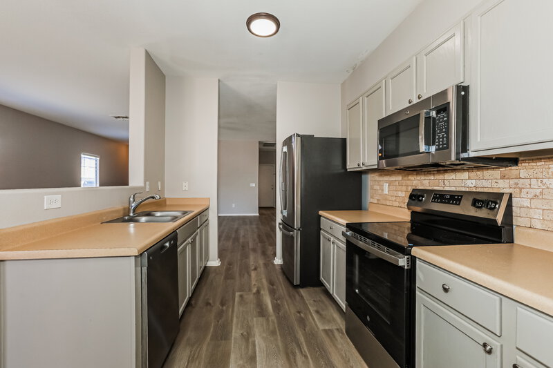 1,860/Mo, 1733 E Silversmith Trl San Tan Valley, AZ 85143 Kitchen View 2
