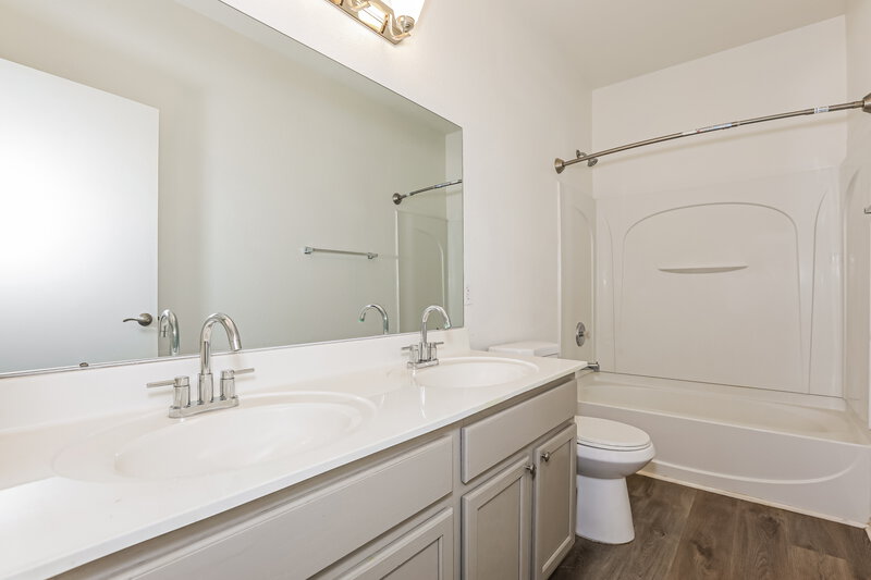 1,860/Mo, 1733 E Silversmith Trl San Tan Valley, AZ 85143 Main Bathroom View