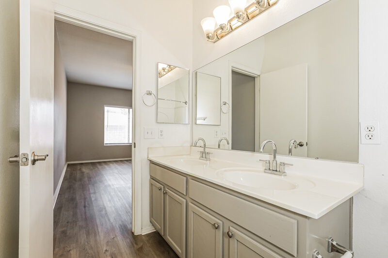 1,860/Mo, 1733 E Silversmith Trl San Tan Valley, AZ 85143 Main Bathroom View 2