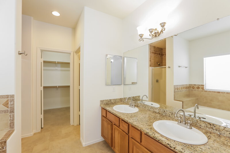 2,135/Mo, 9127 W Elwood St Tolleson, AZ 85353 Main Bathroom View