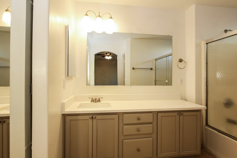 2,005/Mo, 884 S 242Nd Dr Buckeye, AZ 85326 Main Bathroom View