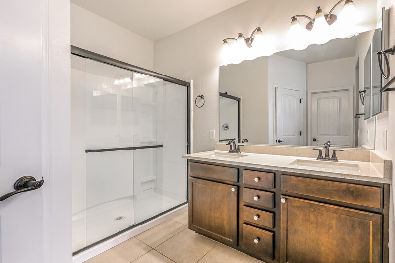 2,170/Mo, 12051 W Tether Trl Peoria, AZ 85383 Main Bathroom View