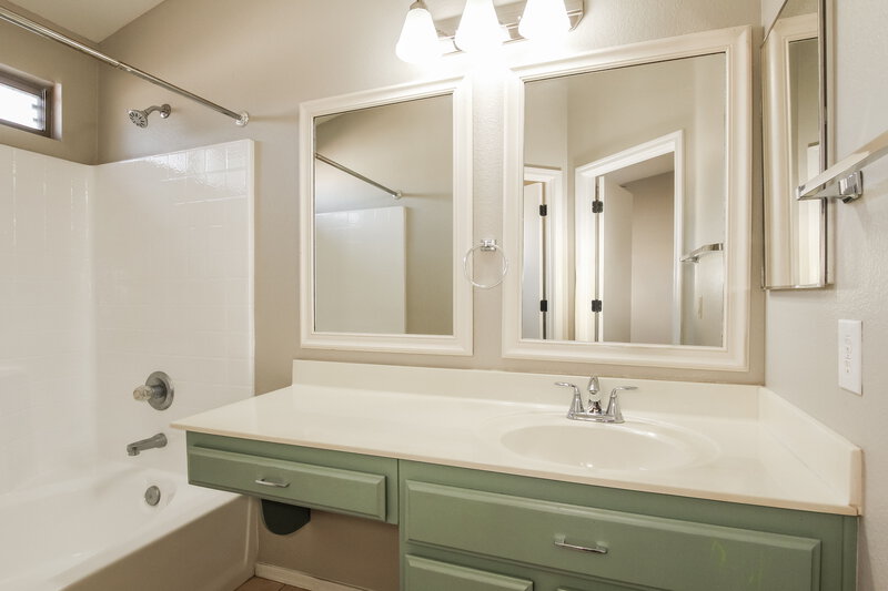 1,745/Mo, 11244 W Ruth Ave Peoria, AZ 85345 Main Bathroom View