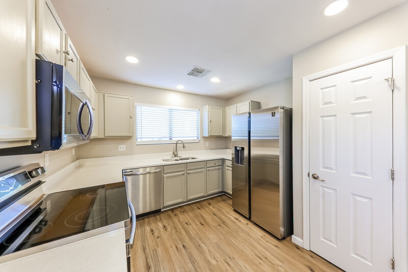 2,060/Mo, 18611 N 22nd St Lot 16 Phoenix, AZ 85024 Kitchen View 2